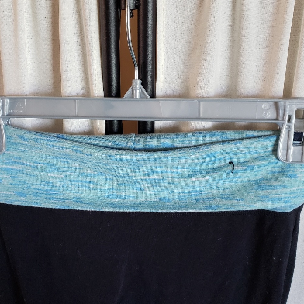 Small yoga legging capris, black w/ light blue - Picture 3 of 5